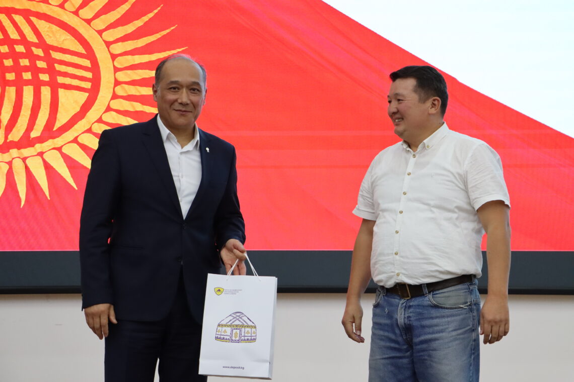 Кыргыз Республикасынын Депозиттерди коргоо боюнча агенттиги, Кыргыз Республикасынын Президентине караштуу Мамлекеттик тил жана тил саясаты боюнча улуттук комиссия тарабынан 23-сентябрь-Мамлекеттик тил күнүнө арналып уюштурулган расмий жыйынга катышты.